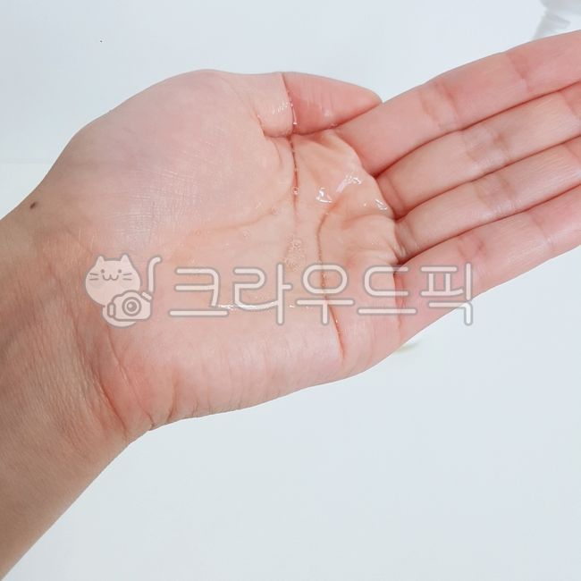여자손,여자손바닥,손바닥,palm,hand,hands,화장품,샴푸,샴푸액,투명,투명액체,투명액,투명샴푸,화장품상세페이지,상세페이지용,블로그용,shampoo
