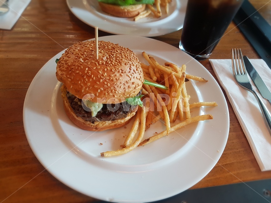 음식,햄버거,감자튀김,수제버거,패스트푸드,접시,food,fastfood,junkfood,fries,식사,한끼,양식