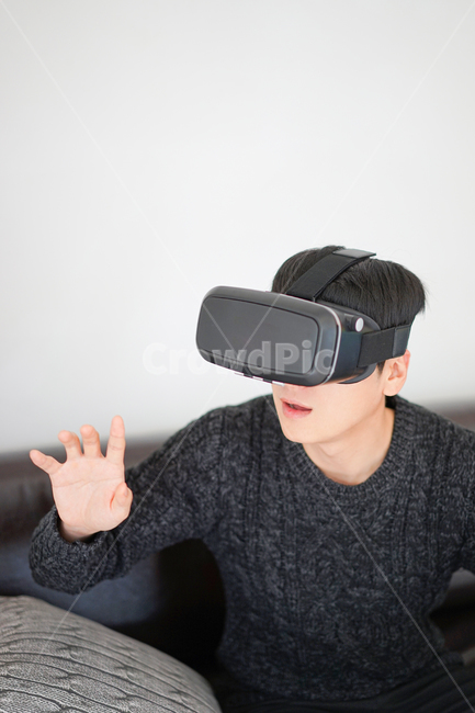 vr,vr기기,가상,남자,남성,증강현실,모션,기술,전자기기,사람,인물,인간,human,person,남성,남자,man,male,정보통신기술,전자기기,전자제품,it,information,technology,electronic equipment
