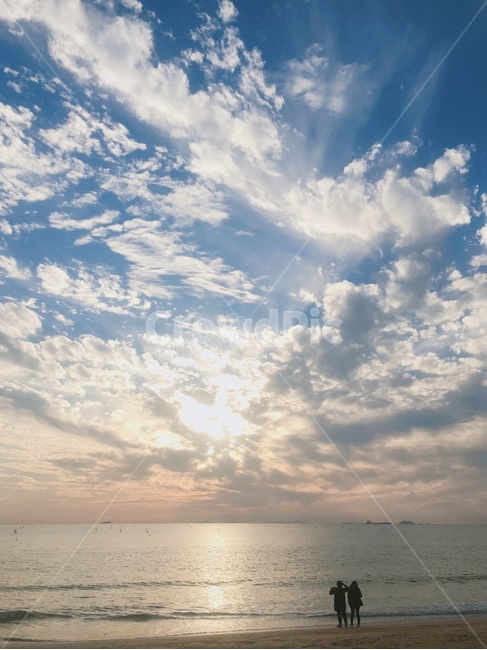 바다,하늘,구름,뒷모습,노을,해수욕장,태양,수평선,초저녁,분위기