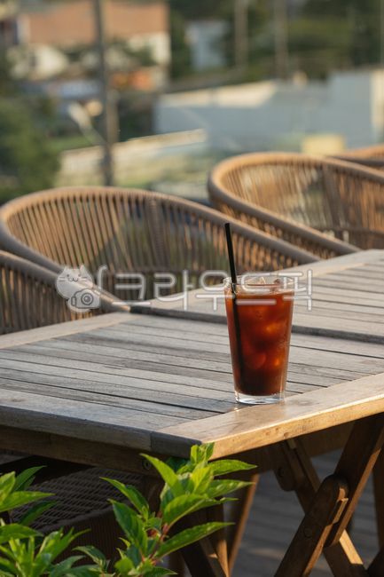 Ice americano,cafe,coffee cup,cafe table,coffee,sunset,beverage,cafe drinks,table,iced coffee,ice drink