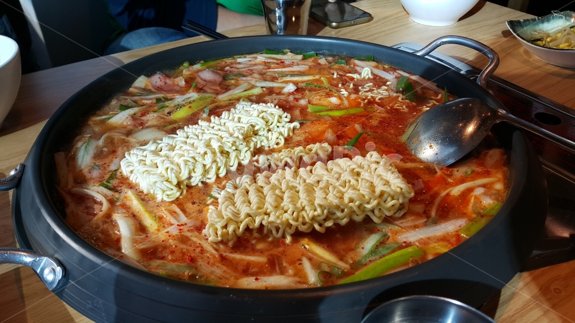 부대찌개,식사,메뉴,요리,레시피,맛집,분식,recipe,라면,면발,햄,국물,찌개,맛있는,맛있다,식당,한국요리,food,korea,소세지,식재료,식자재,냄비,cook,조리,끓다,끓이는,보글보글,부글부글,한식,음식,반찬,푸드,음식,식재료,요리,food,cook,meal,dishes,food reserves,면류,면요리,noodles,한식,한국음식,한국요리,korean food,korean dishes,korean meal,korean cook