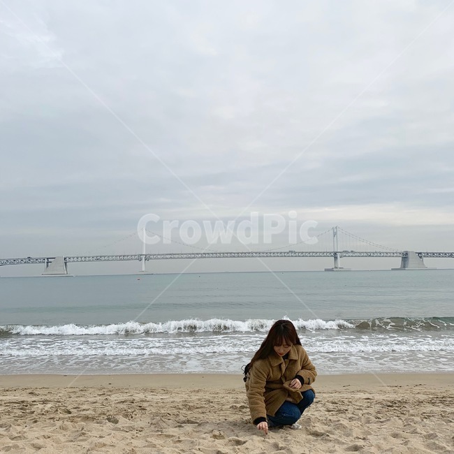 해운대,앉은모습,바다,해변,광안대교,모래사장