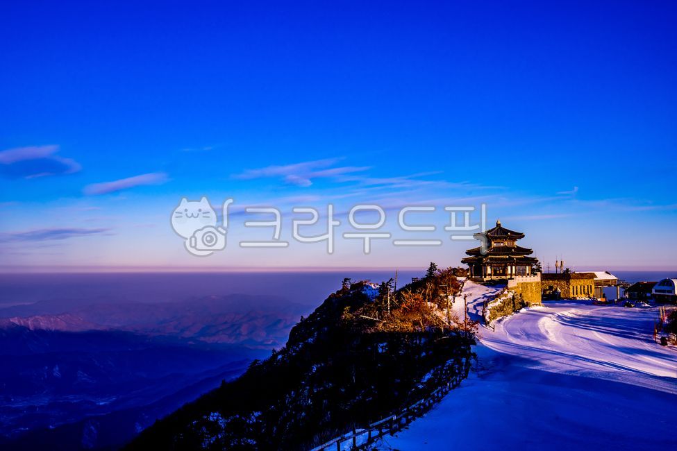 덕유산,국립공원,산행,일출,겨울산,눈산,산장,눈,지평선,해돋이,태양,겨울,등산,능선,돌산,자연,outdoors,nature,옥외,sky,하늘,mountain,산,sunset,일몰,dawn,새벽,dusk,황혼,redsky,붉은하늘,건축물,건물,architecture,building