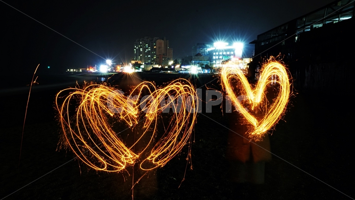 러브,하트,사랑,love,발렌타인,심볼,불장난,모양,heart,red,스파클링,정열,불,불꽃놀이,야경,밤,풍경,nightscape,night,landscape,감정표현,기분,feeling,emotion,연출,컨셉,콘셉,direction,concept,lighting,조명,flare,플레어,light,빛