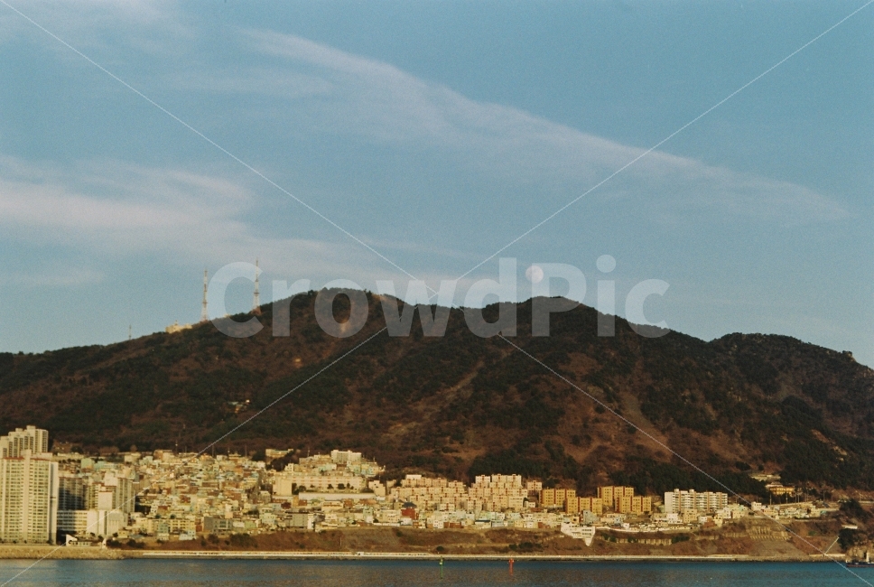 부산,여행,달,풍경,도시,산,busan,film,필름,필름카메라,겨울,오후,도시,풍경,city,landscape,한국도시풍경,한국도시경관,korea cityscape,nature,자연,outdoors,옥외,water,물,land,땅