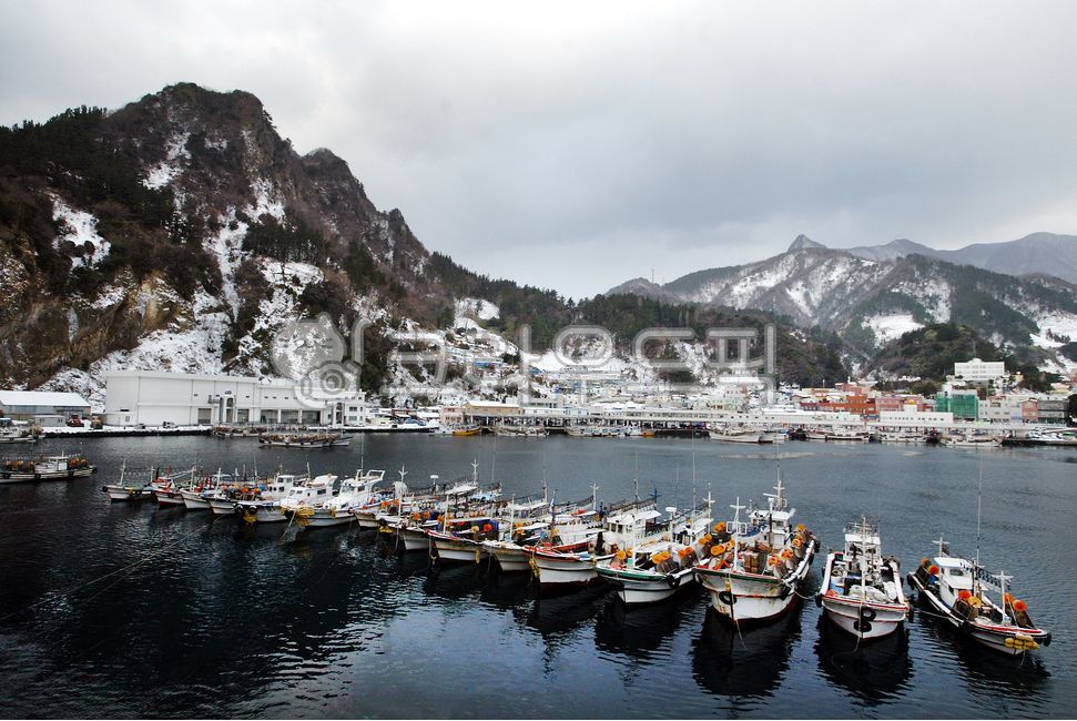 fishingvillage,snow scene,Gyeongbuk,snowscape,winter,ship,fishing boat,ulleunggun,scenery,ulleungdo,sea,winterscenery,Ulleungdo,Korea,sky,nature,tourist destination,island,touristdestination,Jeodong Port,jeodongport,outdoor,korea,fishing village,snow,gyeo