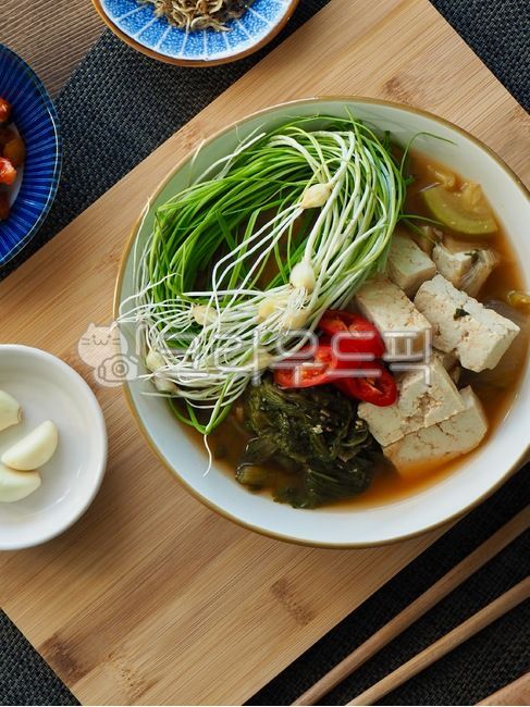 한식,된장국,된장찌개,반찬,배경,음식,요리,한국음식,아시아음식,전통음식,두부,한국문화,웰빙,웰빙음식,misosoup,soybeanpastestew,sidedish,background,food,cooking,koreanfood,asianfood,traditionalfood,tofu,koreanculture,wellbeing,wellnessfood,한국전통음식,식사,채소,야채,meal,vegetable,koreantraditionalfood,달래,달래된장국,음식,식재료,요리,food,cook,meal,dishes,food reserves,한식,한국음식,한국요리,korean food,korean dishes,korean meal,korean cook