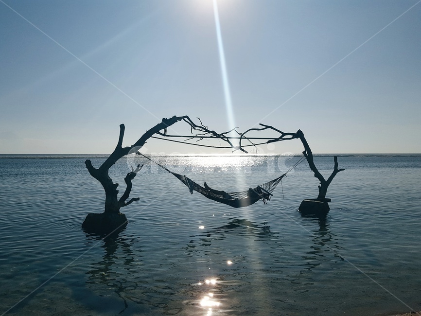 sunshine,햇살,휴양지,해먹,발리,길리트라왕안,바닷가,휴양지여행,휴식,자연,풍경,nature,landscape,해외,외국,세계,foreign,oversea,world,세계자연풍경,해외자연풍경,외국자연풍경,world nature landscape,실루엣,그림자,silhouette,shadow,water,물,outdoors,옥외,sunlight,햇빛,flare,플레어,light,빛