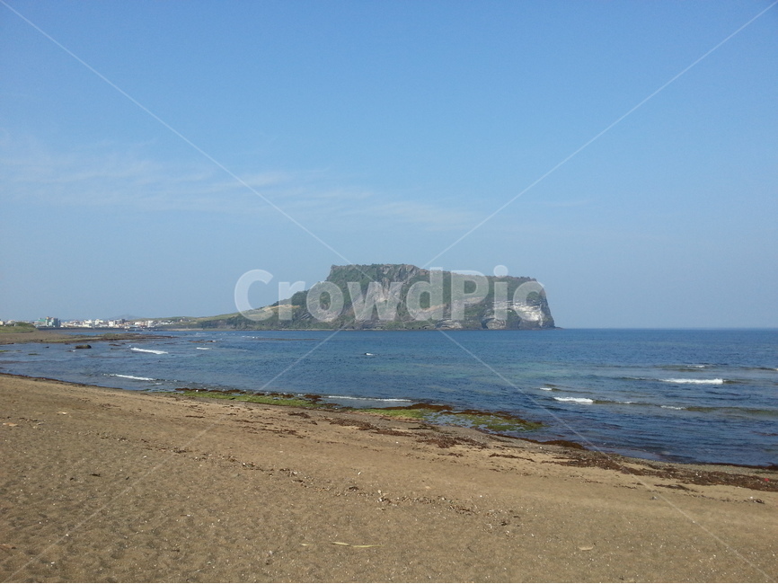 제주도,성산일출봉,화산섬,세계자연유산,광치기해변,자연,풍경,nature,landscape,한국자연풍경,한국자연경관,korea nature landscape,제주도,jeju,jeju island,outdoors,옥외,land,땅,water,물,shoreline,해안선,sea,바다,ocean,대양,coast,연안