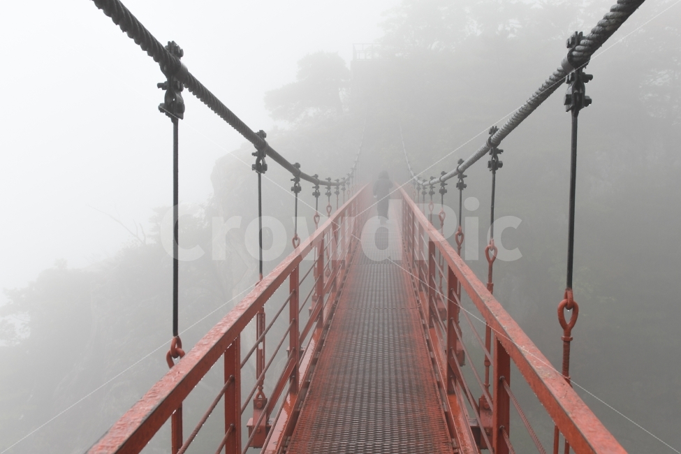 대둔산,산,운무,안개,가을산,앞이보이지않더라도,mt,흔들다리,자연,풍경,nature,landscape,한국자연풍경,한국자연경관,korea nature landscape,사람,인물,인간,human,person,고독함,외로움,쓸쓸함,우울함,슬픔,lonely,solitary,banister,난간,handrail
