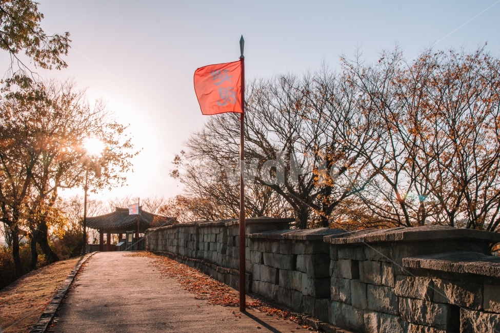 진주성,성,가을,노을,한국적,전통,성벽,감성,낙엽,단풍,나무,길,가을,계절,fall,autumn,season,한국전통,한국문화,korean traditional,korean culture,랜드마크,landmark,tourist attraction,한국랜드마크,한국관광지,한국명소,korea landmark,korea tourist attraction,flag,깃발