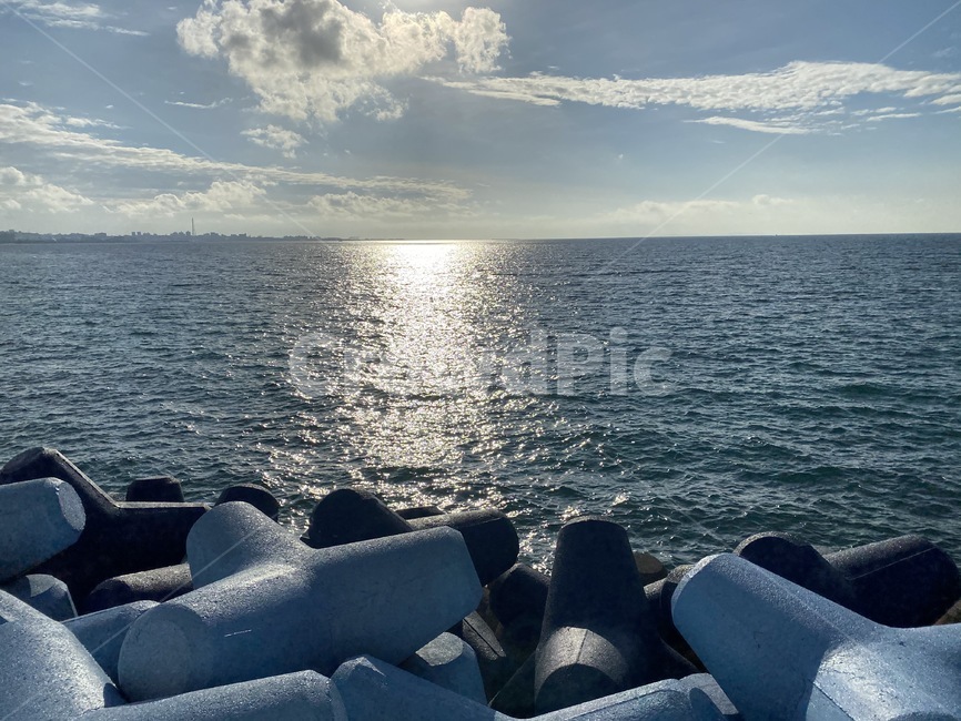 sunset,skyline,beach,sea,ocean,wind,cloud,clouds,wave,waves,day,sun,sunshine,sunlight,하늘,바다,수평선,해안가,해변,선셋,해질녘,파도,휴식