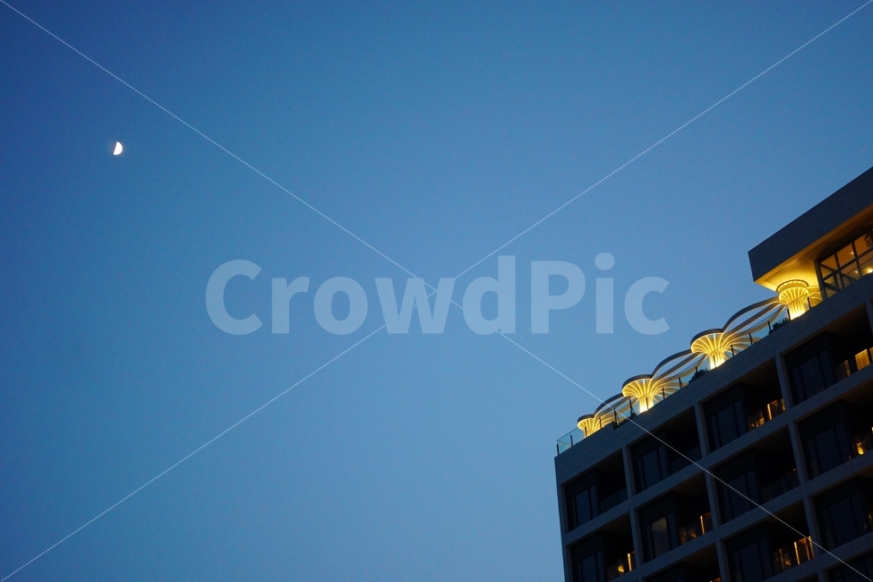 반달,달,하늘,해질녘,야경,빛,야경,밤,풍경,nightscape,night,landscape,건축물,건물외관,exterior,building,structure,architecture,construction,tower,탑,건물