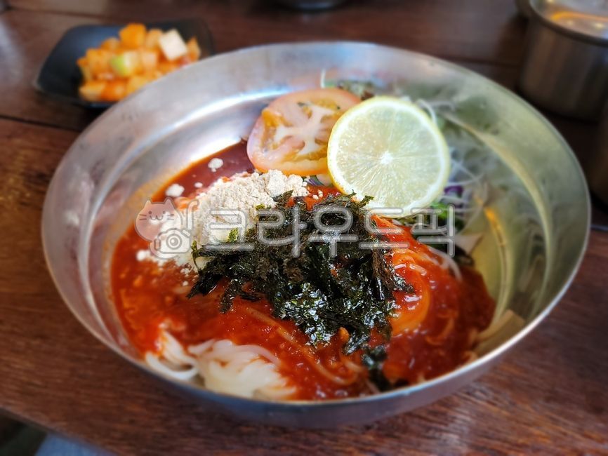 meal,식사,food,음식,비빔국수,레몬,김가루,noodle,토마토조각,면요리,면