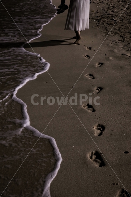 밤바다,바다,발자국,감성,해변,파도,포말,산책,밤,바닷가,해변,바다,beach,sea,야경,밤,풍경,nightscape,night,landscape,사람,인물,인간,human,person,여성,여자,woman,female,lady,감성,sensible,feeling,고독함,외로움,쓸쓸함,우울함,슬픔,lonely,solitary,outdoors,옥외,sand,모래,nature,자연