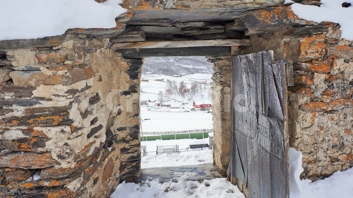 겨울,돌담,담벼락,문,마을풍경,설경,눈덮인마을,겨울,계절,winter,season,자연,풍경,nature,landscape,건축물,건물외관,exterior,building,structure,architecture,construction