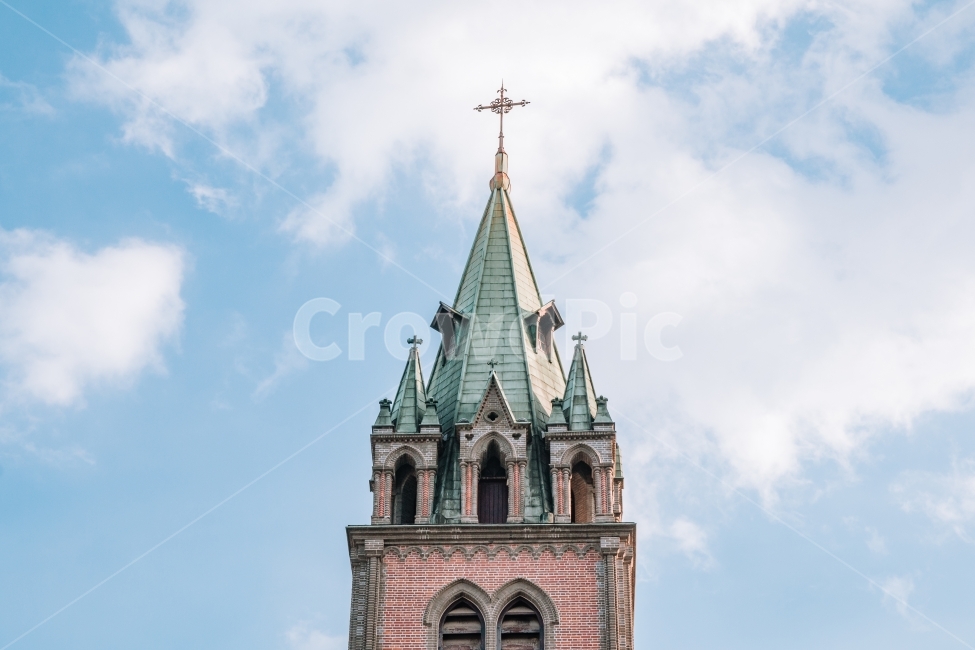 성당,종교,교회,십자가,하늘,구름,고딕,종교,신앙,religion,belief,faith,건축물,건물외관,exterior,building,structure,architecture,construction