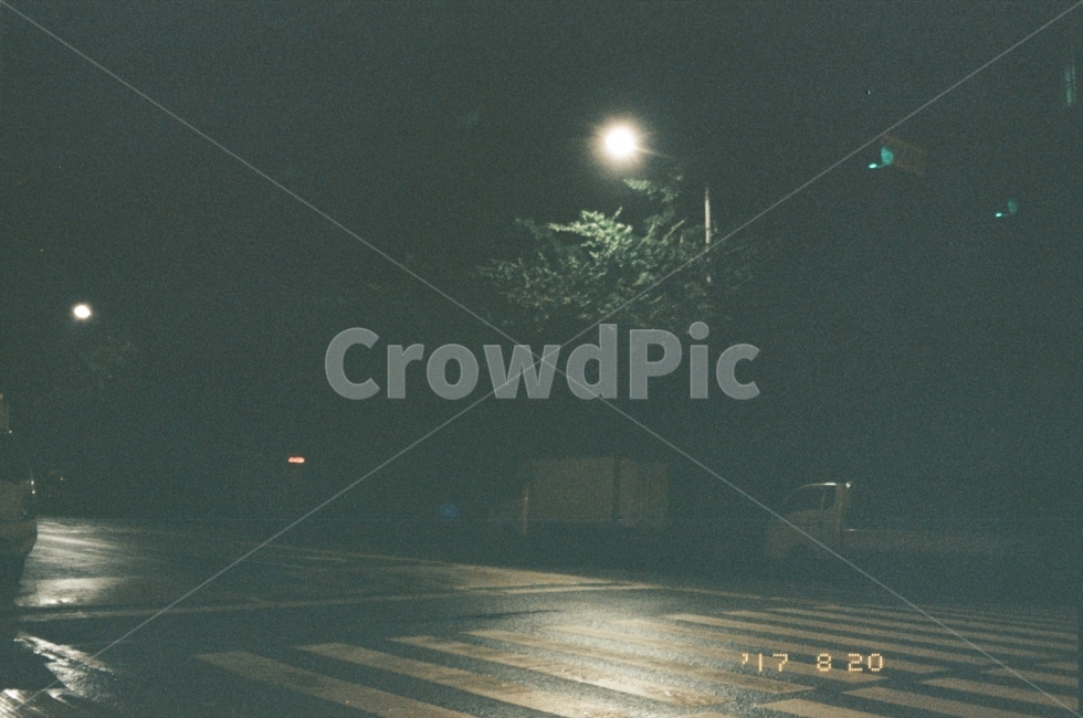 필름사진,필름,비,밤,가로등,길,감성사진,여름,횡단보도,film,night,raindrop,light,야경,밤,풍경,nightscape,night,landscape,감성,sensible,feeling,교통,교통수단,traffic,transportation,asphalt,아스팔트,road,도로