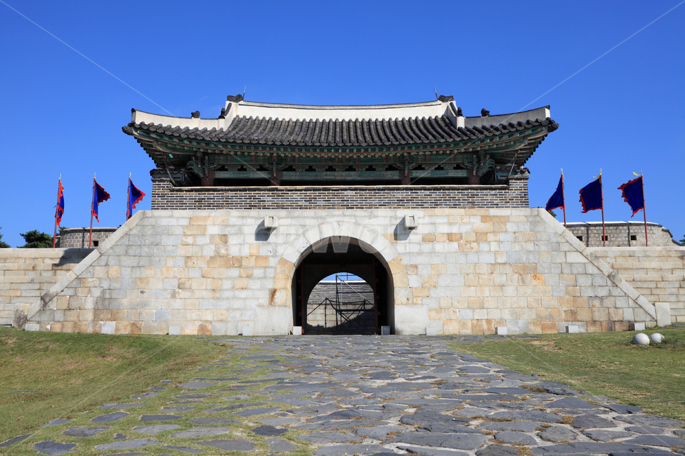 창룡문,수원화성,수원성,수원,화성,문,성문,성,성곽,사적,문화재,풍경,하늘,바닥,공간,길,누각,망루,건축,건축물,건물,전통건축,전통건축물,전통,한국전통,유적,유적지,명소,유네스코,세계문화유산,문화유산,세계유산,배경,백그라운드,고건축,조선,조선시대,관광지,문화,역사,수원시,경기도,한국,한국전통,한국문화,korean traditional,korean culture,랜드마크,landmark,tourist attraction,한국랜드마크,한국관광지,한국명소,korea landmark,korea tourist attraction,건축물,건물외관,exterior,building,structure,architecture,construction