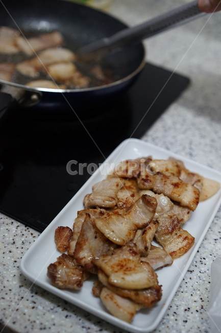 주방,후라이팬,삼겹살,돼지고기,돼지기름,고기,육류,요리,음식,주방,키친,부엌,주방용품,요리도구,kitchen,kitchenware,cookroom,cookingutensil,음식,식재료,요리,food,cook,meal,dishes,food reserves,육류,고기,meat