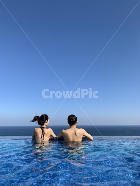 수영장,온수풀,바다,수평선,남매,여름,계절,summer,season,사람,인물,인간,human,person,여행,휴가,traveling,vacation,trip,back,뒤,water,물,swimming,수영,sport,스포츠,sports