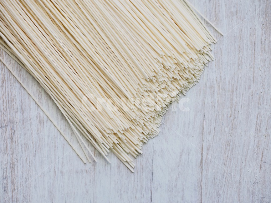 국수,건조식품,말린국수,음식,배경,흰색,한국음식,아시아음식,음식재료,noodle,driedfood,driednoodle,food,background,white,koreanfood,asianfood,foodingredients,음식,식재료,요리,food,cook,meal,dishes,food reserves