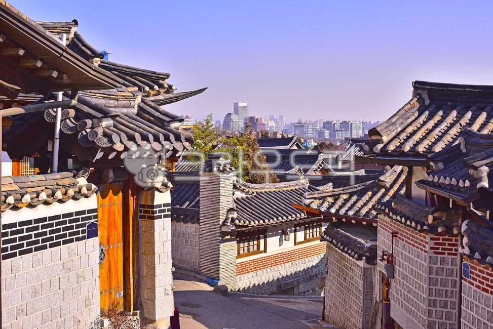북촌한옥마을,한국전통,한옥마을,북촌,골목길,도로,서울,전통가옥,집,하우스,건축양식,건축물,건물,마을,기와집,traditional,korean,촌락,빌리지,한국적,house,village,배경,바탕,백그라운드,기와지붕,roof,지붕,길,road,walkway