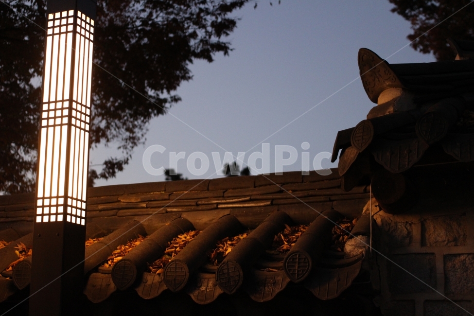 한옥,일몰,감성,담벼락,필름카메라,야경,밤,풍경,nightscape,night,landscape,한국전통,한국문화,korean traditional,korean culture,건축물,건물외관,exterior,building,structure,architecture,construction,roof,지붕
