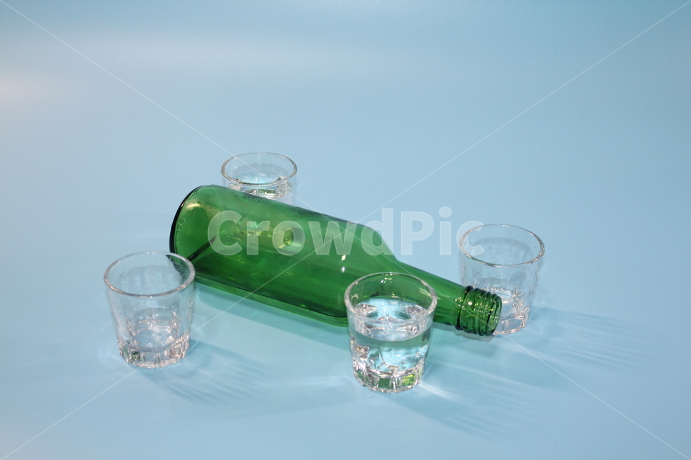 소주,술,소주병,술잔,소주잔,알콜,음주,술,주류,alcohol,사물,물건,오브젝트,thing,object,matter,연출,컨셉,콘셉,direction,concept