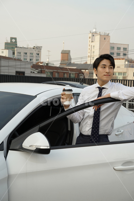 운전,차,차량,자동차,남자,남성,사람,직장인,출근,커피,카페인,피곤,운전자,주차장,여유,정장,사람,인물,인간,human,person,남성,남자,man,male,교통,교통수단,traffic,transportation,비즈니스,사업,business,service,work