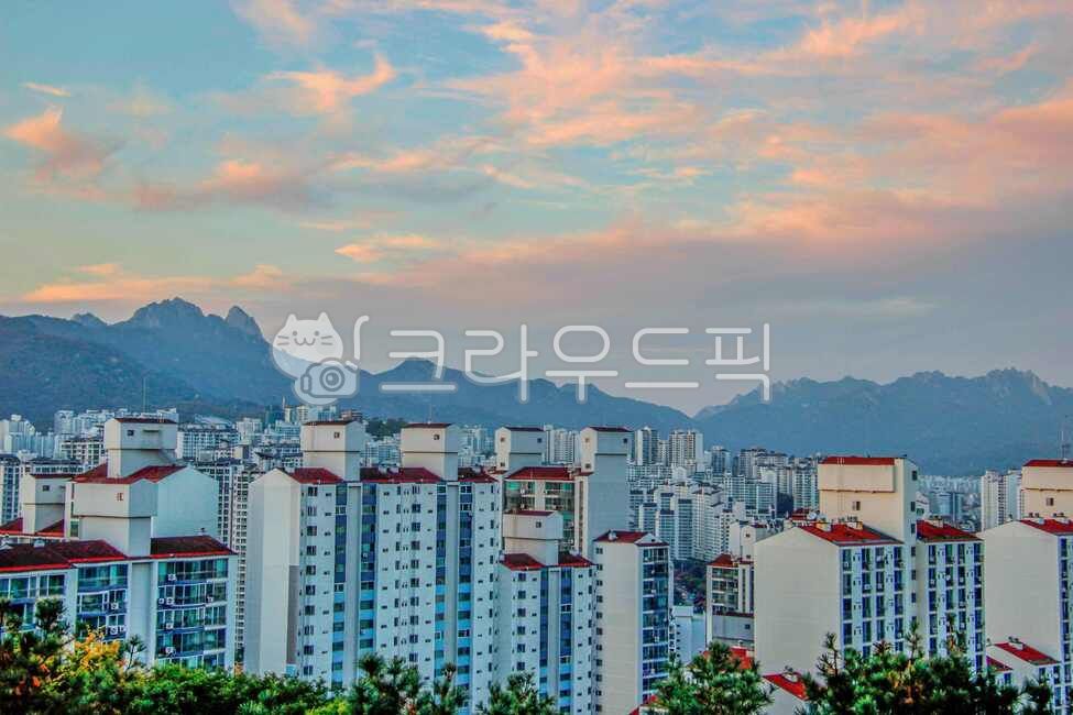 city,metropolis,center,Seongbukgu,building,seoul,Bukhansan Mountain,highrise,Gaeunsan Park,urban,Gaeunsan Mountain,high rise building