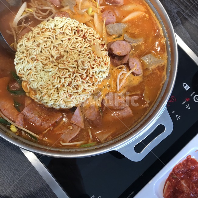 food,음식,dish,요리,meal,식사,bowl,사발,라면,부대찌개,콩나물
