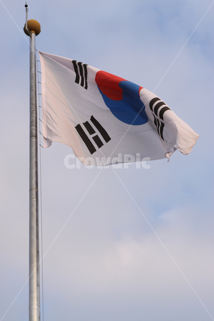 국기,대한민국,아시아,애국심,컨셉,태극기,국기봉,깃대,깃봉,휘날리는,태극,하늘,구름,바람,대형,풍경,배경