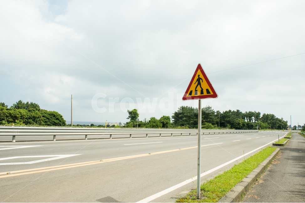 표지판,횡단보도,도로,경고,알림,제주도,한국,sign,crossing,road,도보,차도,주의,교통,교통수단,traffic,transportation