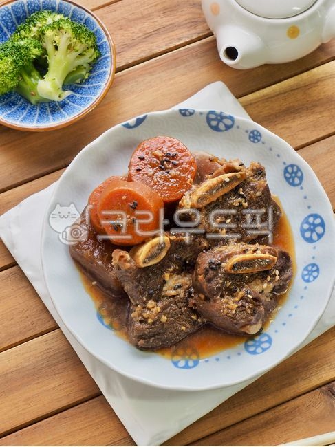 소고기,소갈비,스테이크,소고기스테이크,갈비찜,소갈비찜,음식,한국음식,요리,식사,배경,소스,고기,아시아음식,beef,beefrib,steak,beefsteak,galbijjim,beefribs,food,koreanfood,cooking,meal,background,sauce,meat,asianfood,전통음식,한국전통음식,반찬,traditionalfood,koreantraditionalfood,sidedish,접시,도자기접시,plate,porcelainplate