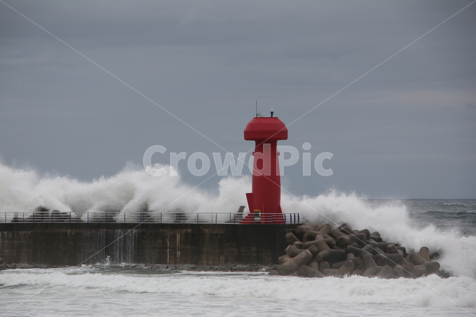 태풍,등대,파도,자연재해,바다,해변,건축물,탑,tower,beacon,빨간등대,sea,ocean,물,water,높은파도,wave,등대,lighthouse