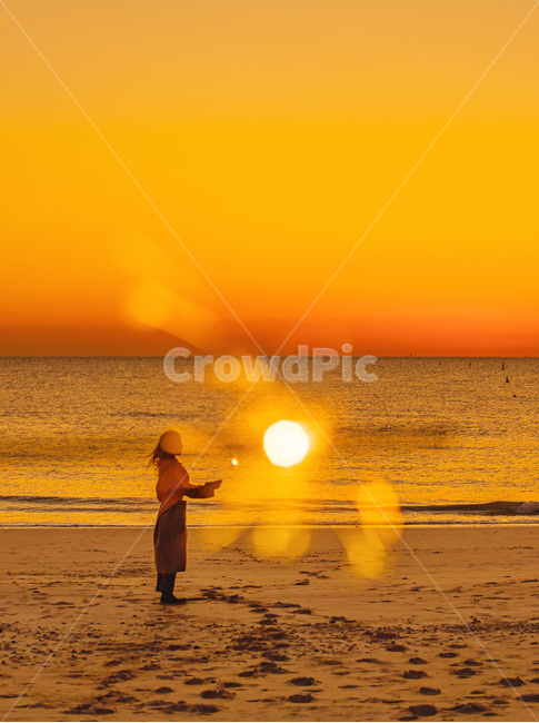 일몰,바다,불꽃놀이,여행,nature,sunset,outdoors,자연,사람,인간,옥외,해변,바다,beach,sea,사람,인물,인간,human,person,인물실루엣,사람실루엣,character silhouette,human silhouette,여행,휴가,traveling,vacation,trip,새해,new year,감성,sensible,feeling