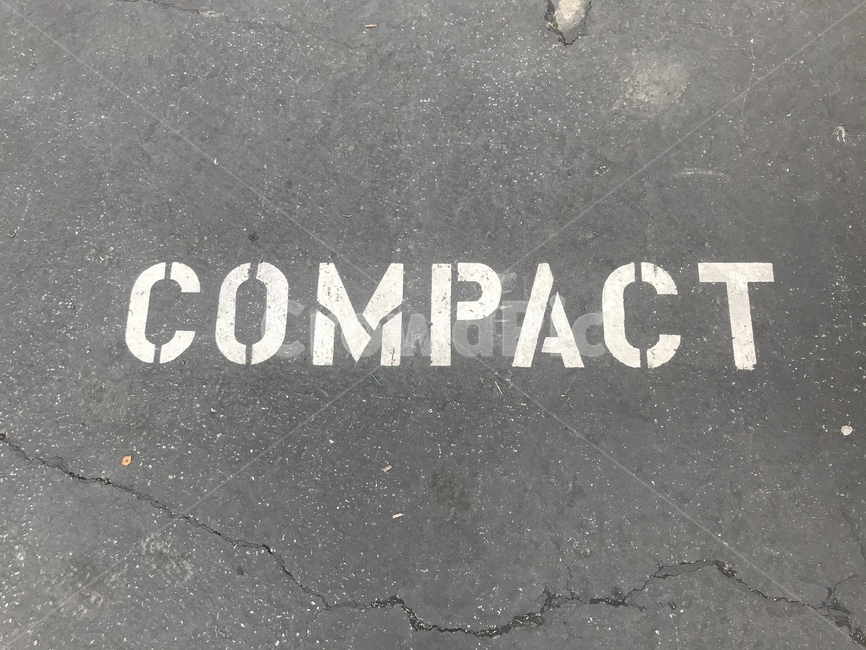 compact,작은차,잔용주차장,미국주차장,승용차,승용차전용,바닥,페인트,바닥글씨,asphalt,아스팔트
