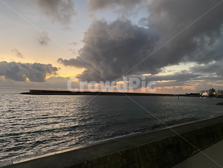 nature,자연,outdoors,옥외,sky,skyline,sunset,sun,clouds,wave,beach,sea,ocean,해질녘,바다,구름,하늘,밤바다,해안가,해변,산책