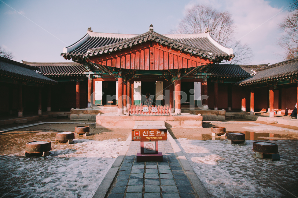 전주,경기전,문화재,한옥마을,조선,전통,한옥,한국,풍경,기와,나무,돌길,겨울,계절,winter,season,한국전통,한국문화,korean traditional,korean culture,랜드마크,landmark,tourist attraction,한국랜드마크,한국관광지,한국명소,korea landmark,korea tourist attraction,감성,sensible,feeling,색깔,색상,색채,색감,color sense,color sensitivity,feeling of color