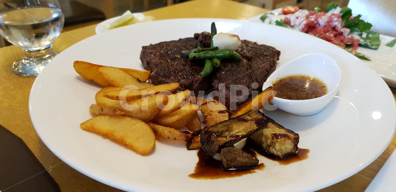 steak,restaurant,Good atmosphere,On the table,delicious,food,table
