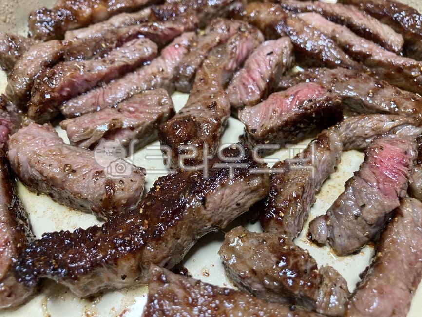 소고기,소고기구이,스테이크,food,음식,beef,grilledbeef,steak,음식,식재료,요리,food,cook,meal,dishes,food reserves,육류,고기,meat