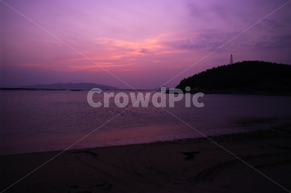 노을,sunset,일몰,파도,섬,바다,풍경,해안,하늘,구름,모래사장,자연,풍경,nature,landscape,outdoors,옥외,red sky,붉은 하늘,sky,dusk,황혼,dawn,새벽