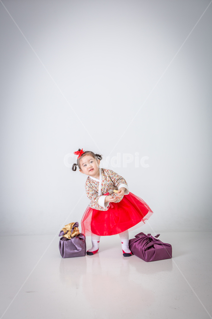 추석,설날,여자아이,한복,이쁜아기,예쁜아기,한복입은아기,명절,한국전통,한국문화,korean traditional,korean culture,한복,한국전통의상,hanbok,korean traditional clothes,사람,인물,인간,human,person,영유아,아기,애기,아이,infants,baby,연출,컨셉,콘셉,direction,concept