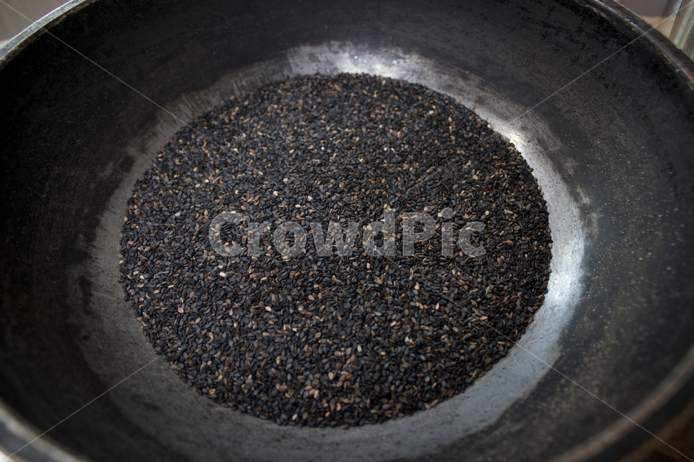 closeup,dry,dummy,grain,macro,meal,natural,nature,organic,plant,seed,seeds,그릇,냄비,웍,그을음,그을린,블랙,검정,검은색,sesameseed,sesameseeds,top,topangle,topview,깨,참깨,곡식,곡류,음식재료,식재료,식물,씨앗,씨,말린,말리는,건조,자연,클로즈업,탑앵글,탑뷰,깨소금,농작물,농촌,농사,black,검은깨,음식,양념,sesame,seasoning,food,볶기