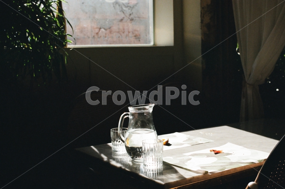 빛,light,명암대비,햇살,sunlight,음료수,drink,beverage,감성,sensible,feeling,휴식,힐링,rest,relaxation,healing,인테리어,실내디자인,interior design