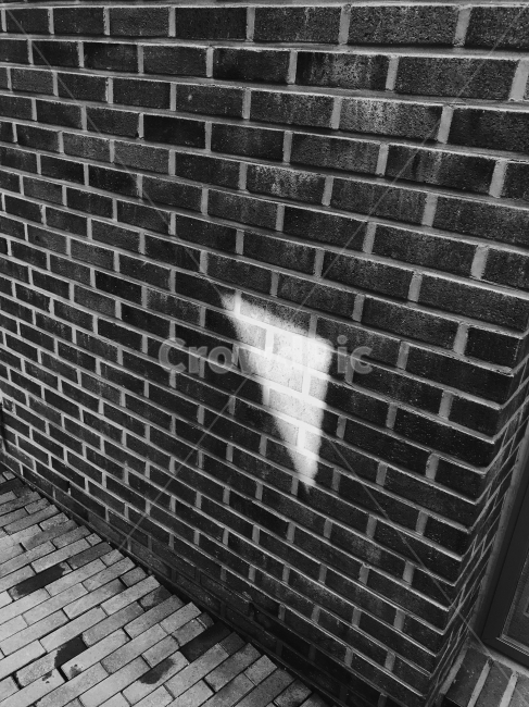 흑백,벽,삼각형,그림자,오후,흑백,모노톤,monochrome,black and white,건축물,건물외관,exterior,building,structure,architecture,construction