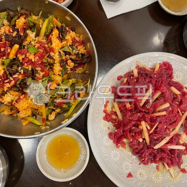 Yukhoe Bibimbap,bibimbap,meat,raw meat,beef,food