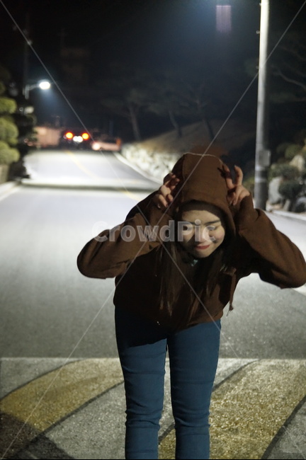 소녀,아이스러움,천진난만,야간비행,야간촬영,가로등불빛,가로등,저녁가로등,저녁,사람,인물,인간,human,person,여성,여자,woman,female,lady